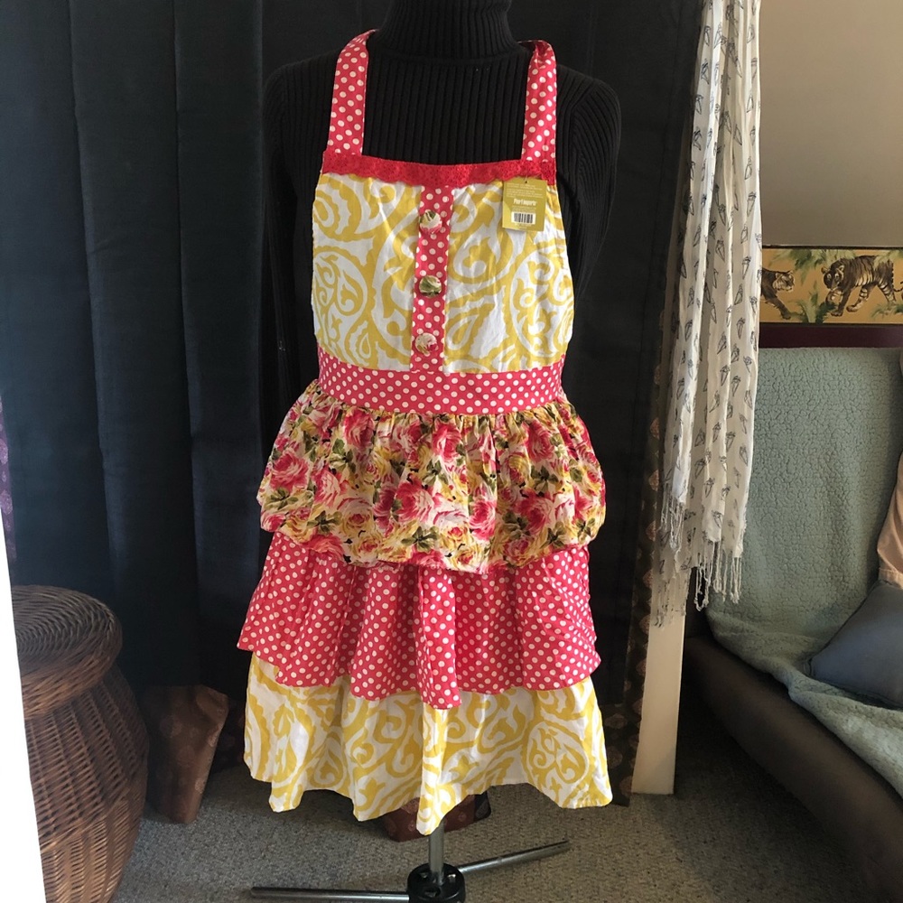 Most fab pier 1ruffled apron polka dots & roses - Picture 7 of 9